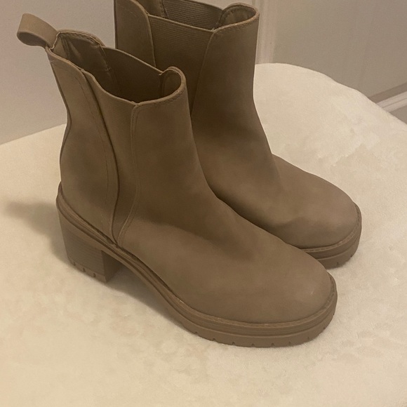 MIA  SZ 7.5 Beige Ankle Boots with Chunky Soles Chelsea Boots Brand New - Picture 2 of 4